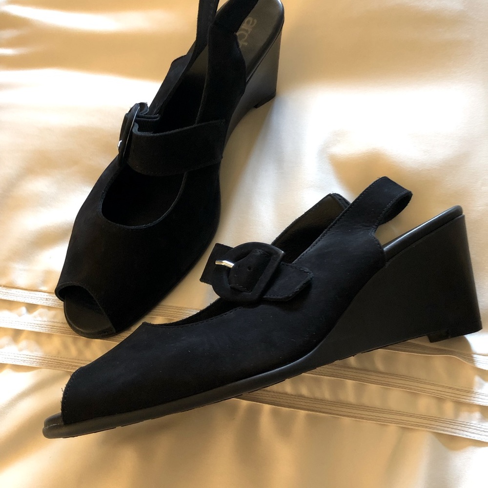 Mint Arche Black Wedge Shoes